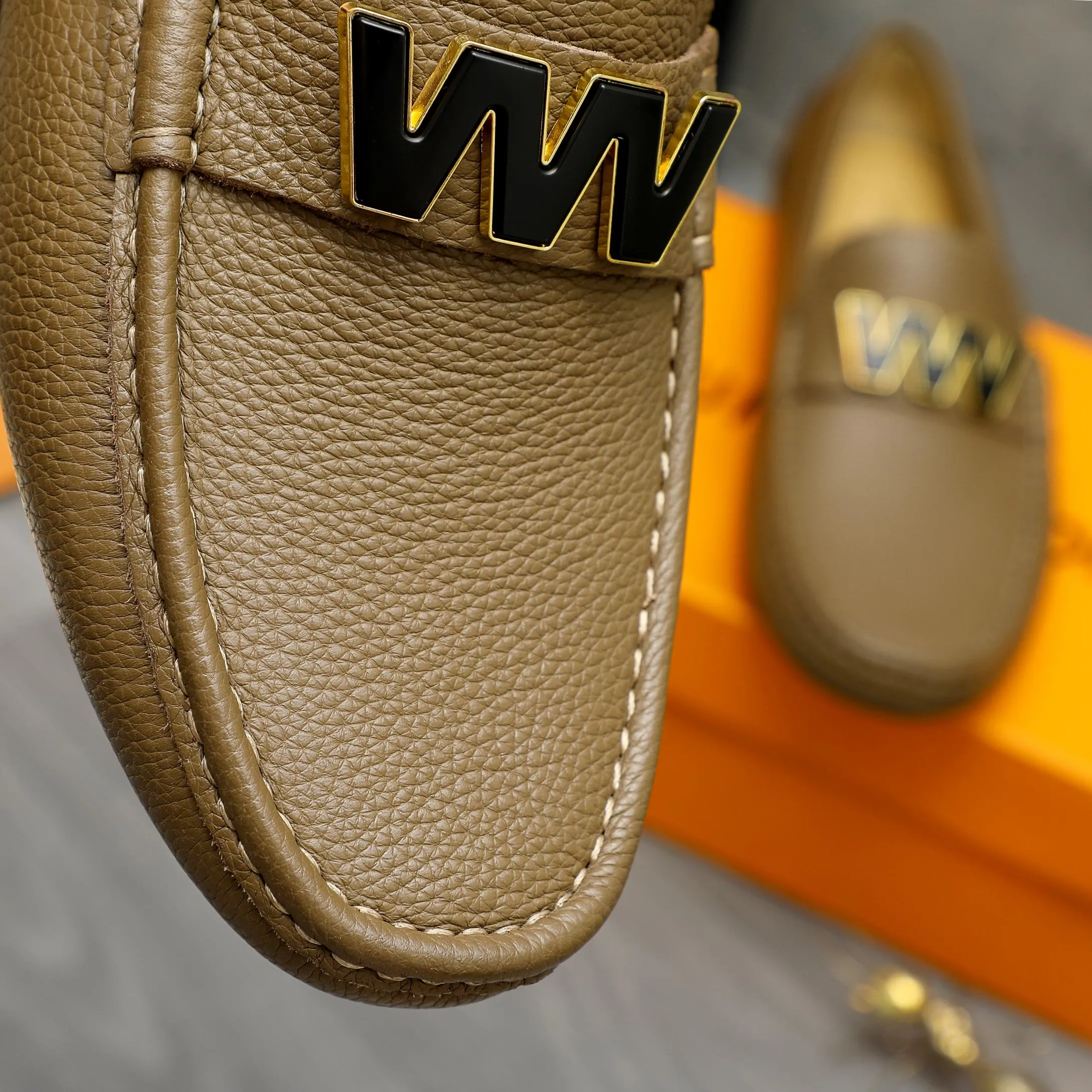Men's shoes 💰420 Product trademark: LV "Louis Vuitton" casual slip-on shoes Regular size: 38-46 (45.46 custom-made, non-returnable) Product materials: Selected pebbled cowhide upper, sheepskin lining, original rubber outsole